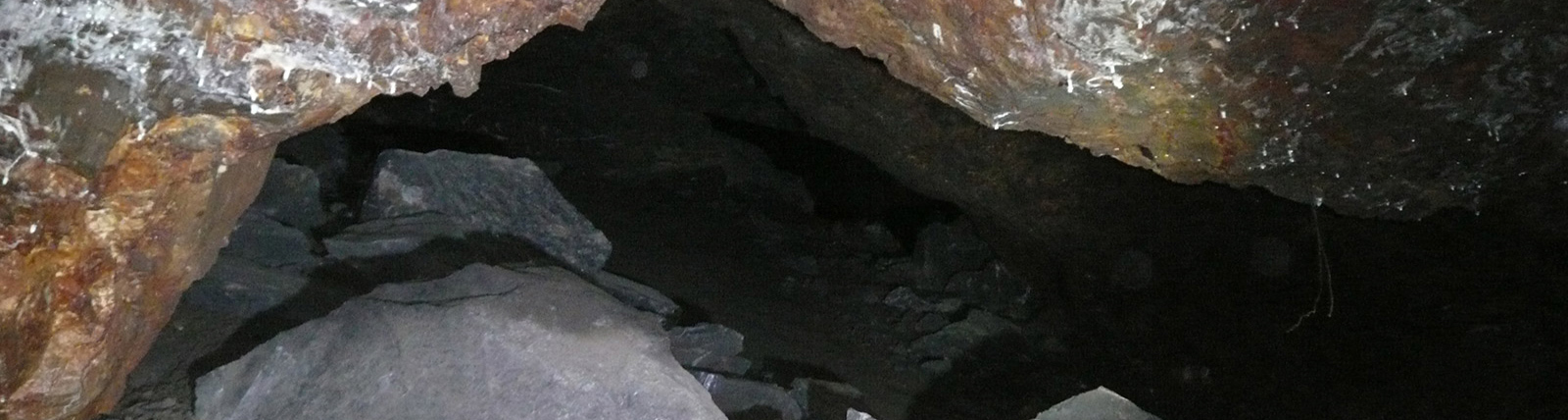 cueva con minerales